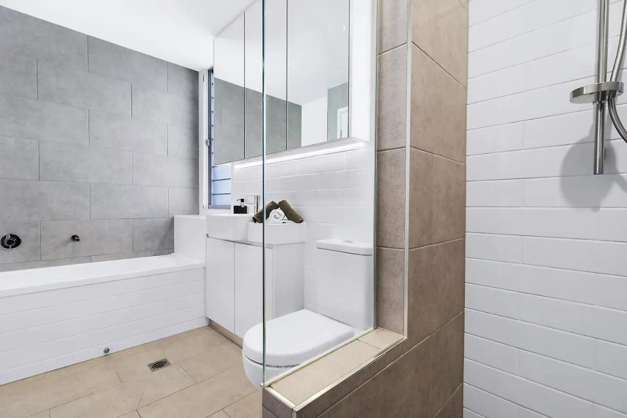 Welcoming Lakeside Getaway With Waterviews, Wifi, Pool & Park Mooloolaba