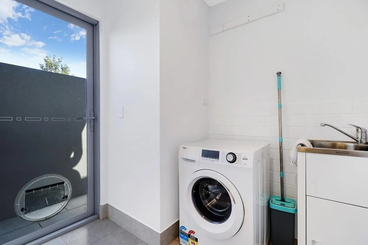 Welcoming Lakeside Getaway With Waterviews, Wifi, Pool & Park Mooloolaba Apartman