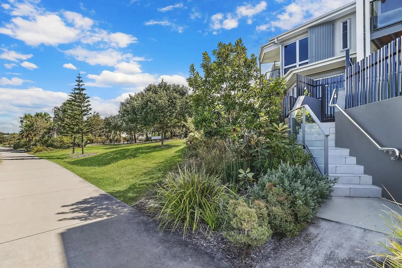 Apartman Welcoming Lakeside Getaway With Waterviews, Wifi, Pool & Park Mooloolaba Ausztrália