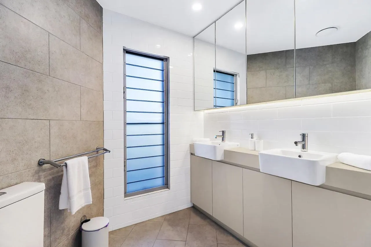Welcoming Lakeside Getaway With Waterviews, Wifi, Pool & Park Mooloolaba Apartman