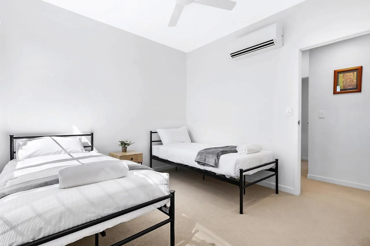 Apartman Welcoming Lakeside Getaway With Waterviews, Wifi, Pool & Park Mooloolaba
