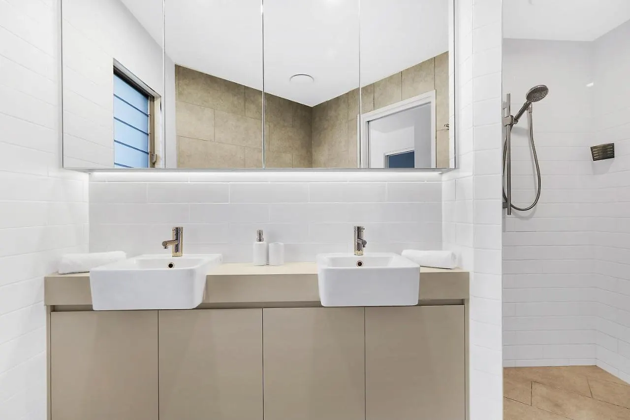 Apartman Welcoming Lakeside Getaway With Waterviews, Wifi, Pool & Park Mooloolaba Ausztrália